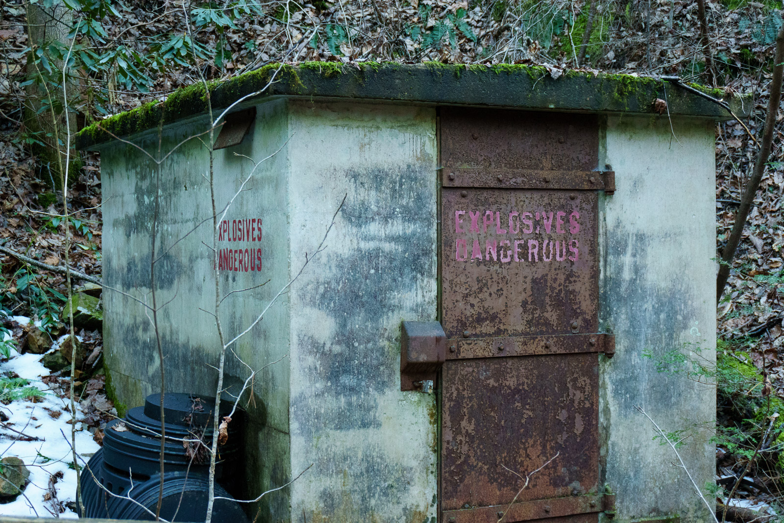 2016-01-30_pisgah-hot-springs_pump-gap-loop-trail-old-explosives-shed.jpg Old Explosives Shed beside Pump Gap Loop Trail